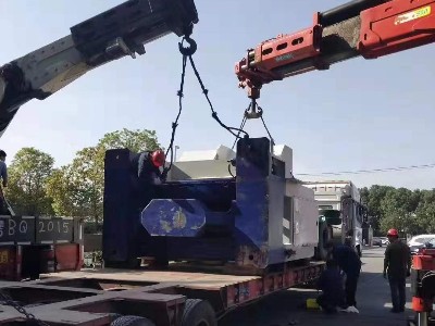 兩(liǎng)台吊車擡40噸壓機