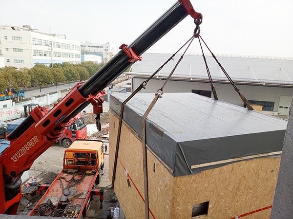 洛森精密儀器吊裝上樓