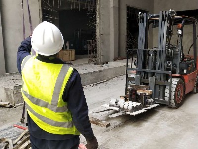 狹小空間設備搬運